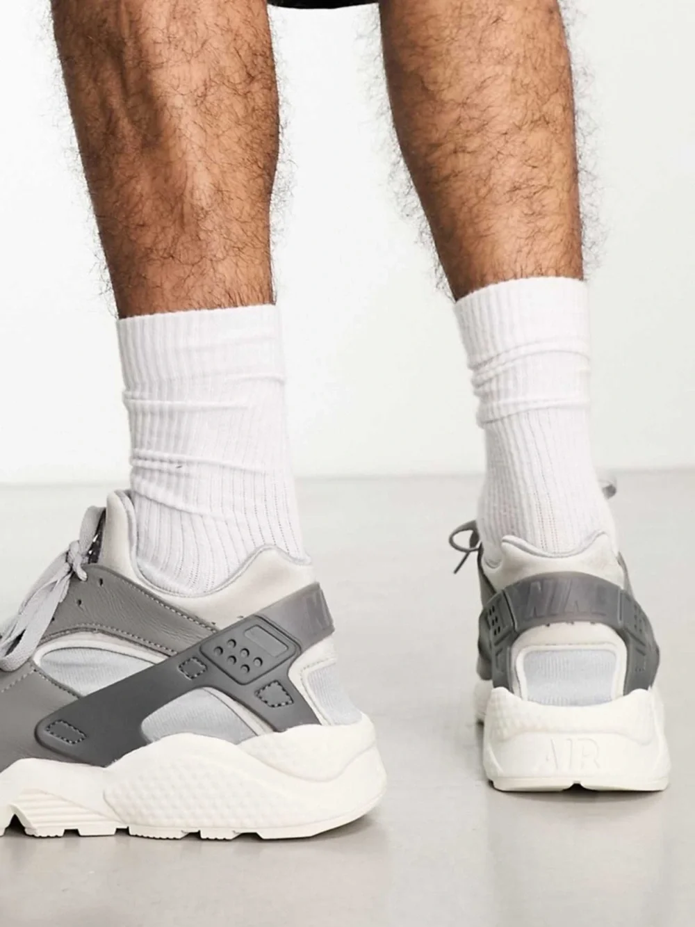 NEW - MENS - NIKE - AIR HUARACHE SNEAKER - GRAY - RETIRED